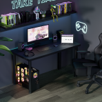 biurko gamingowe w pokoju gracza