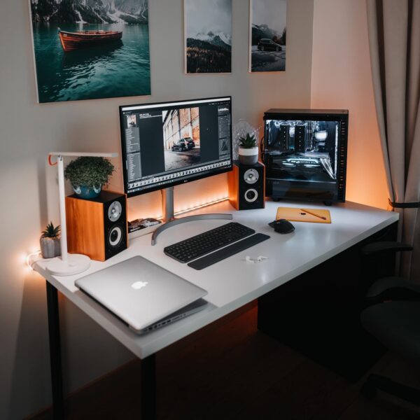 191743003_3881023988677024_3971501145103087369_n-1.jpg Biurko Gamingowe MARCO GAME ONE FULL LED Biale w pomieszczeniu