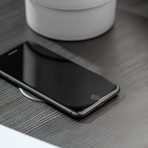 telefon położony na ładowarce indukcyjnej