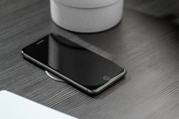 telefon położony na ładowarce indukcyjnej telefon położony na ładowarce indukcyjnej