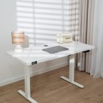 biurko białe w pomieszczeniu