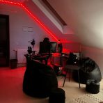 pufy w pokoju gamingowym z biurkiem i fotelem