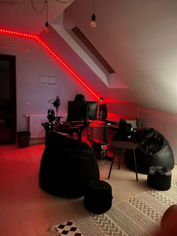 PHOTO-2023-12-29-19-48-17.jpg pufy w pokoju gamingowym z biurkiem i fotelem